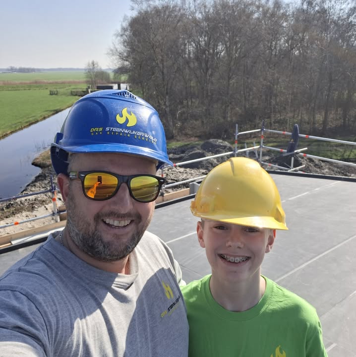 Daniel van Drs Steenwijkerwold dak repair service tijdens een dakproject