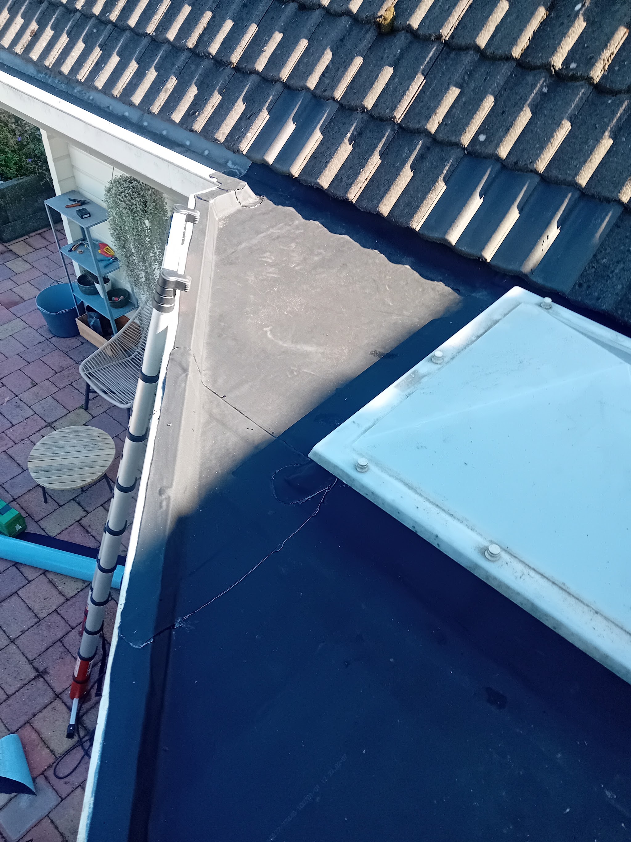 Dakreparatie in uitvoering